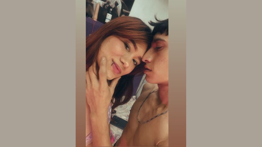 Watch AnnyaAndRick live on E-Chat