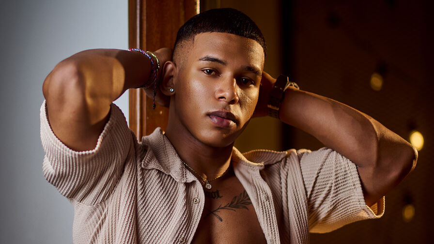 Watch NicolasStonee live on PORNOGIF