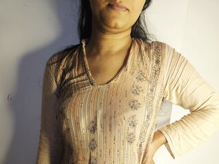 Sexy profile pic of RubbynaKhan