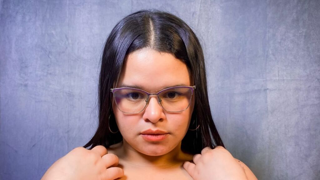 TinaWeir live cam model at LiveJasmin