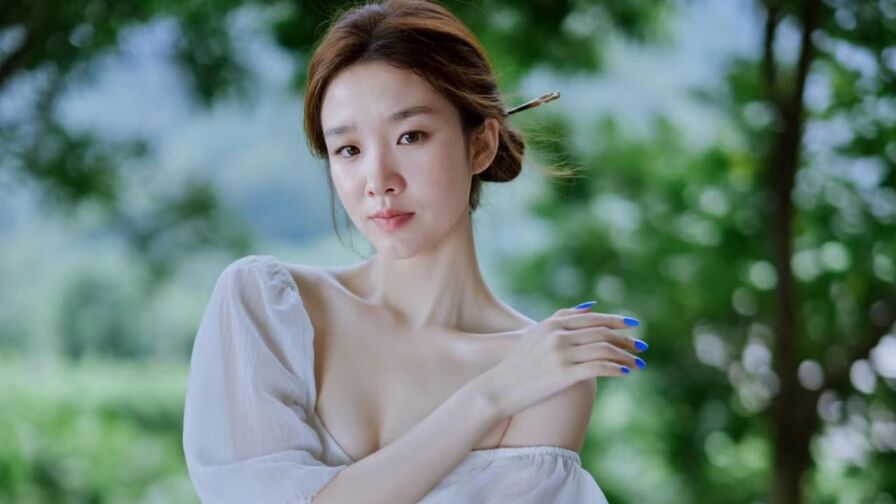 Watch YolanFang live on E-Chat