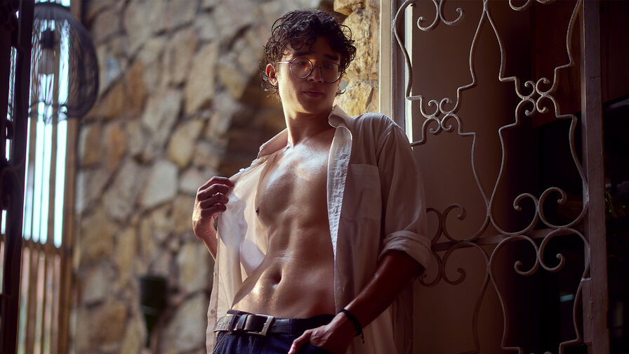 Watch AronBenedict live on E-Chat