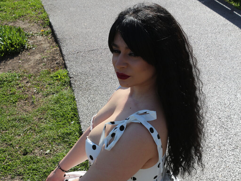 MadelynVelure cam profile preview image