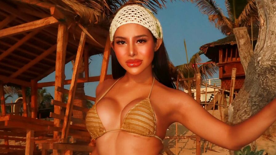 Watch RoxieYami live on E-Chat