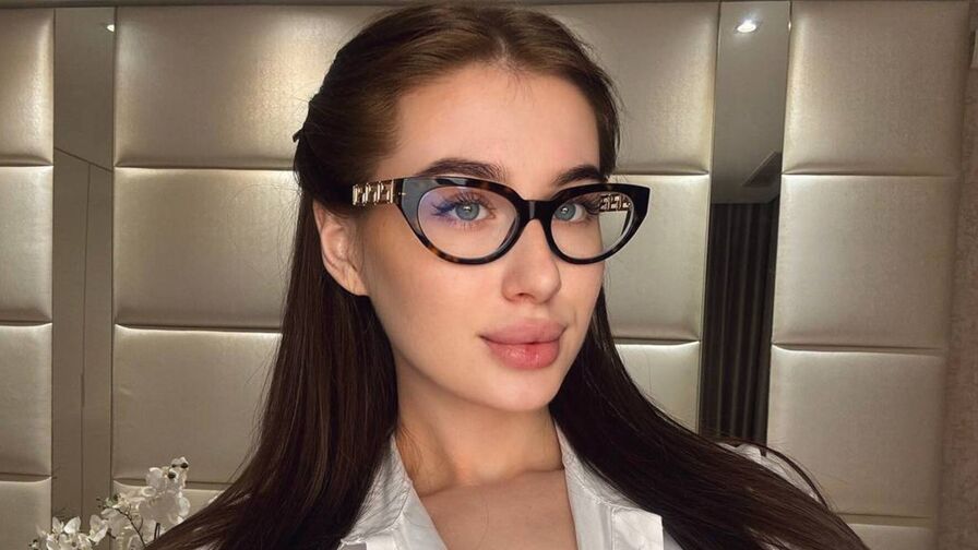 Watch LilyColiins live on Recorded Camera❤️