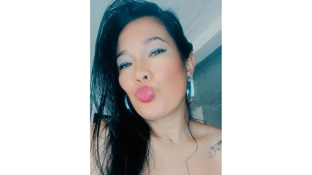 Watch  KyleeSan live on LiveJasmin