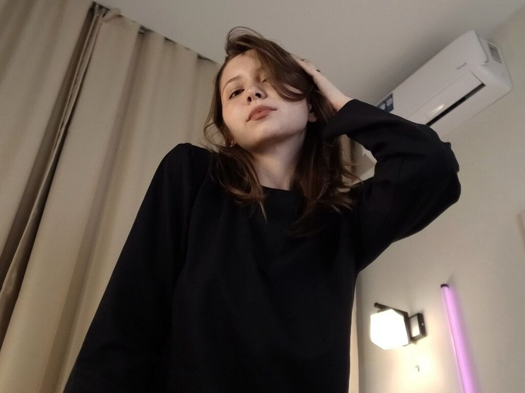 LindaParkins LiveJasmin girl model room