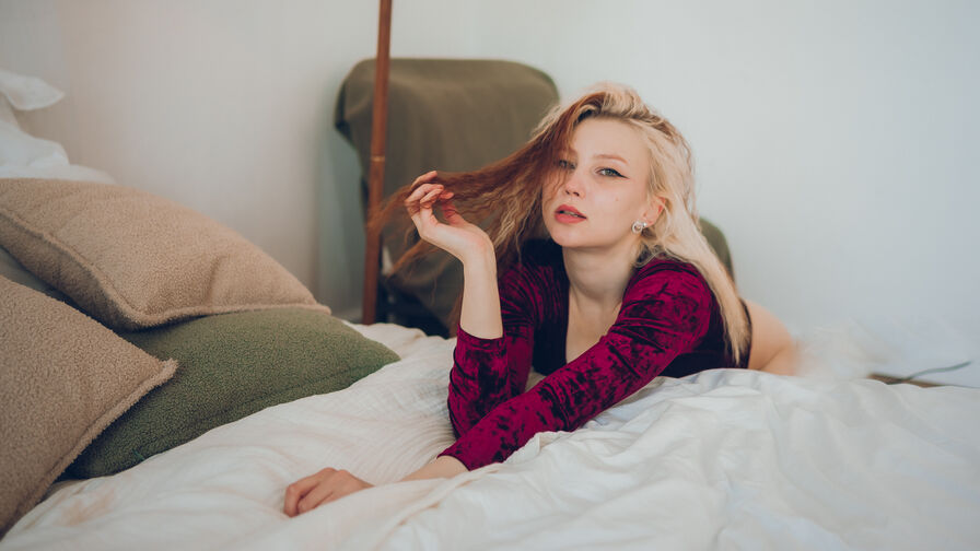 Watch NicoleMaat live on E-Chat