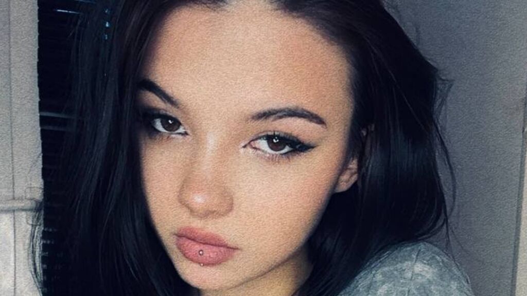 Watch DarciKubas live on cam at LiveJasmin