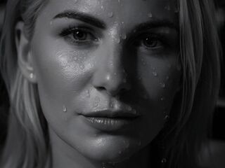 Carolina é uma das nossas mulheres velhas na cam