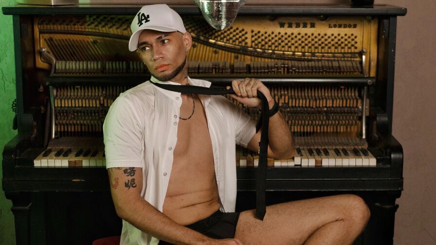Chat with DenielTaylor live on AsianCamModels.com