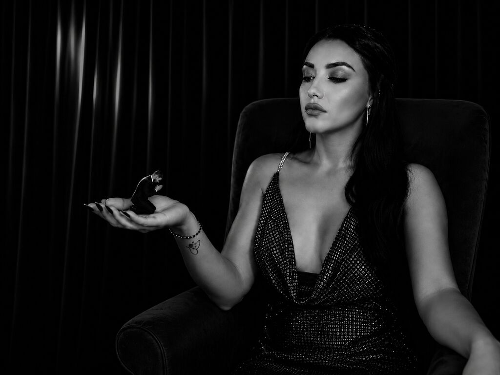 RaveenNoire LiveJasmin fetish private chat image