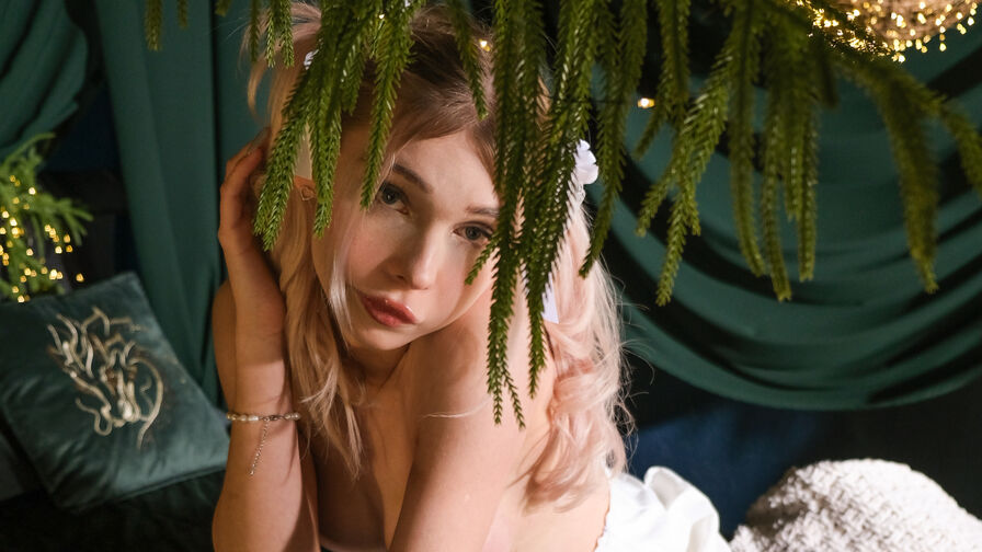 Watch FinnaHall live on E-Chat