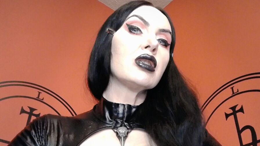 Watch DominaMidnight live on E-Chat