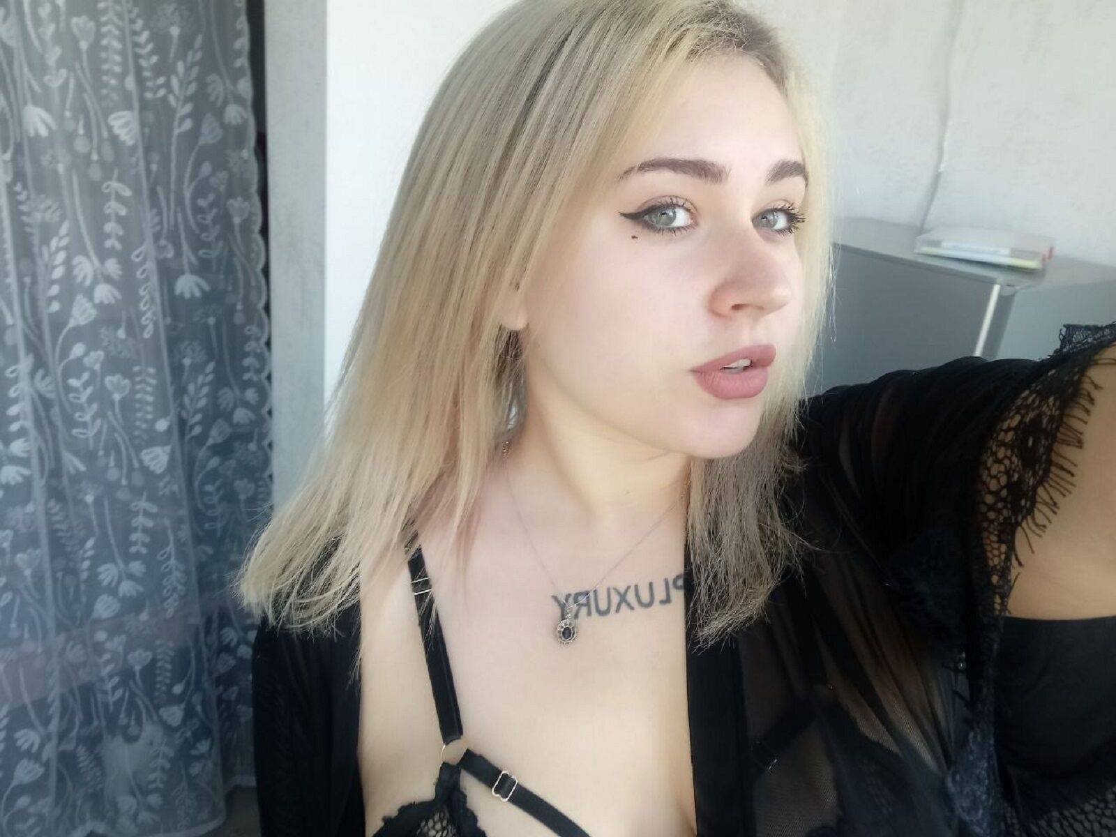 Live cam for DinahSalimas