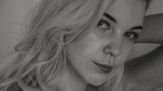 Free Nude EsmiStewart
