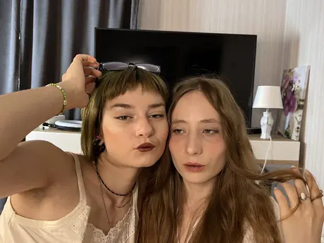 Chat with LaineAndCarina