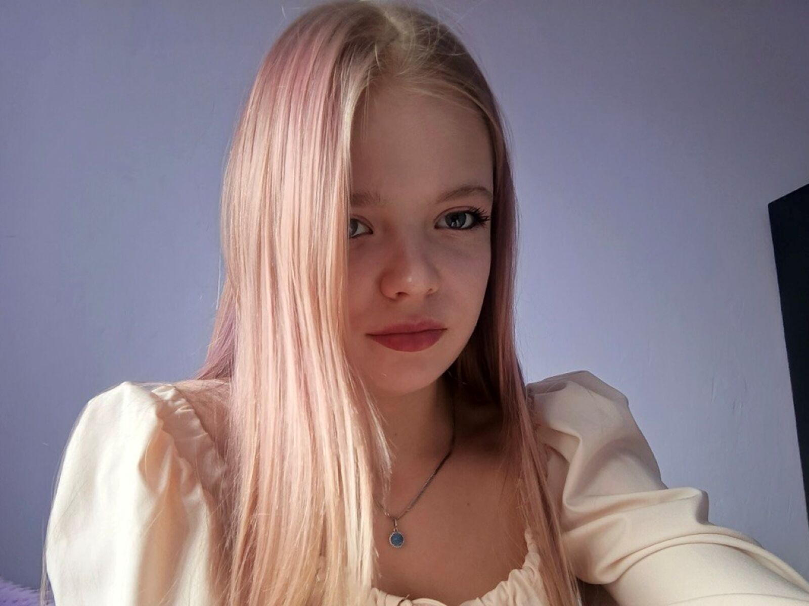 Live cam for NikaGasmin