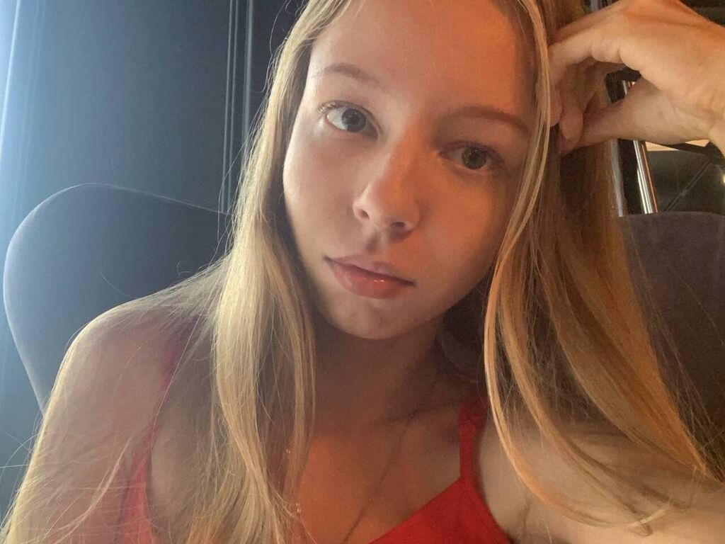 AdenaMcfalls — modelo de webcam en línea en livejasmin