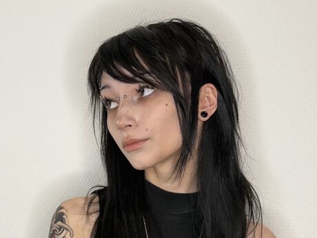 Chat with IzettaBishel