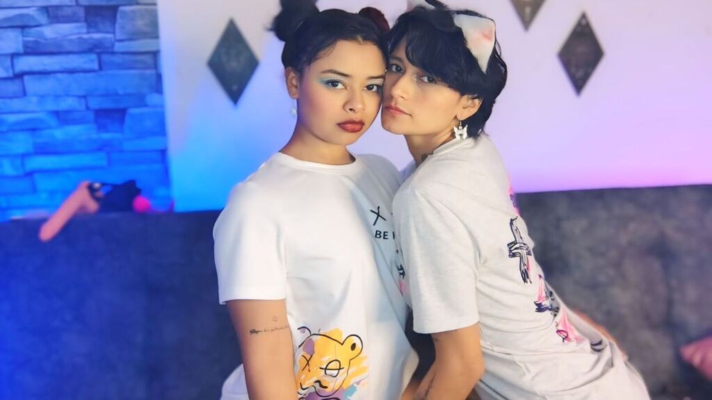 SuleeAnKasandraa live cam model at LiveJasmin