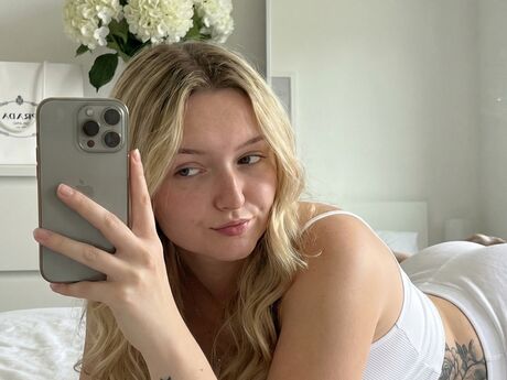 Chat with SophiaHoneydew