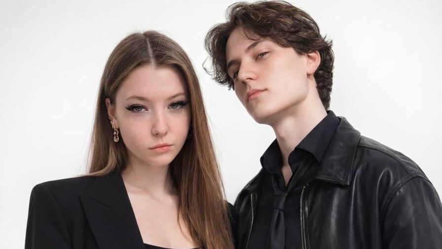 LeoAndMira's live cam