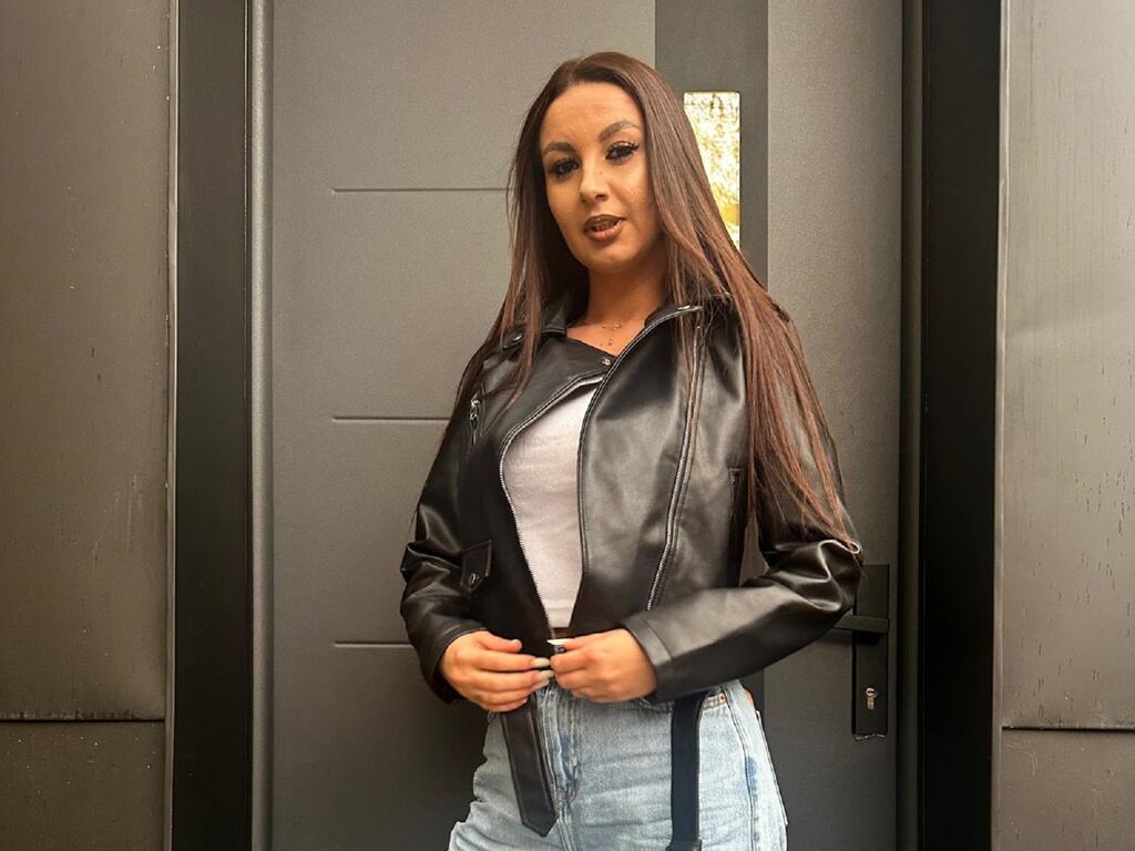 EllaDeLuna private cam girl preview