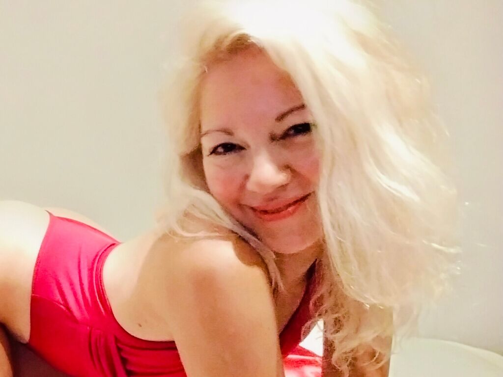 LindaSunshine LiveJasmin model room profile