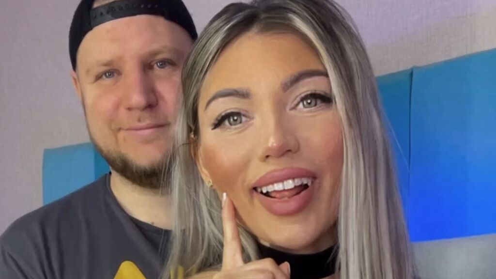 LindyAndAndy live cam model at LiveJasmin