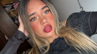 Free Nude EllyeConnor