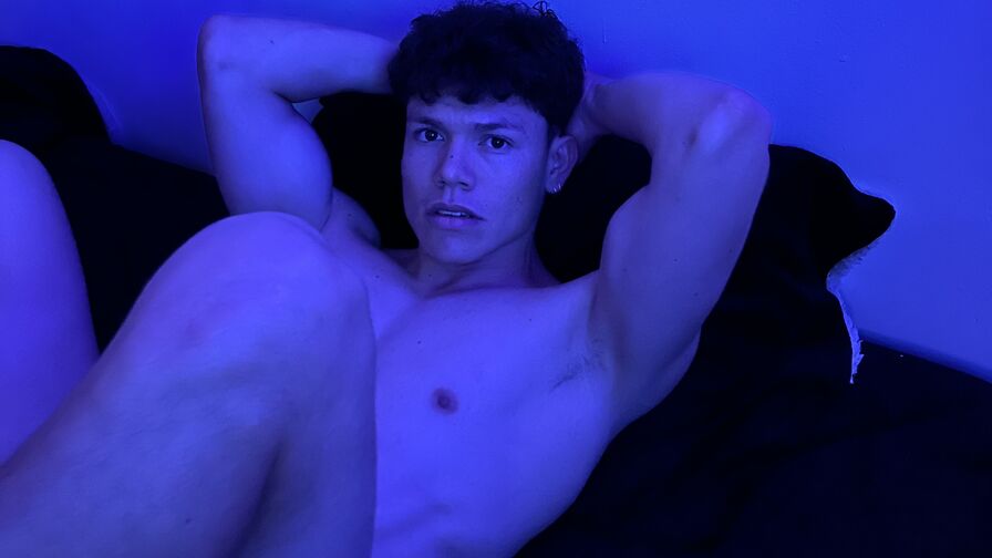 Chat with MagnusUparella live on AsianCamModels.com