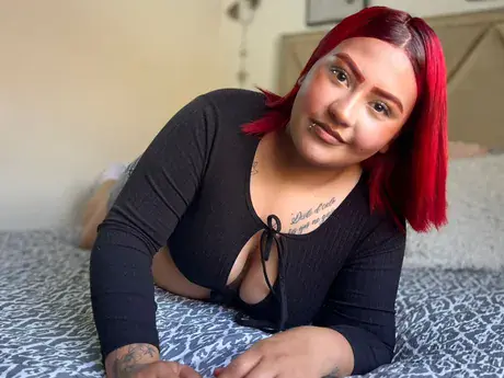 Chat with YaraLorens