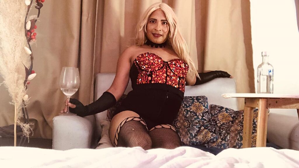 Watch  KellySuarez live on LiveJasmin