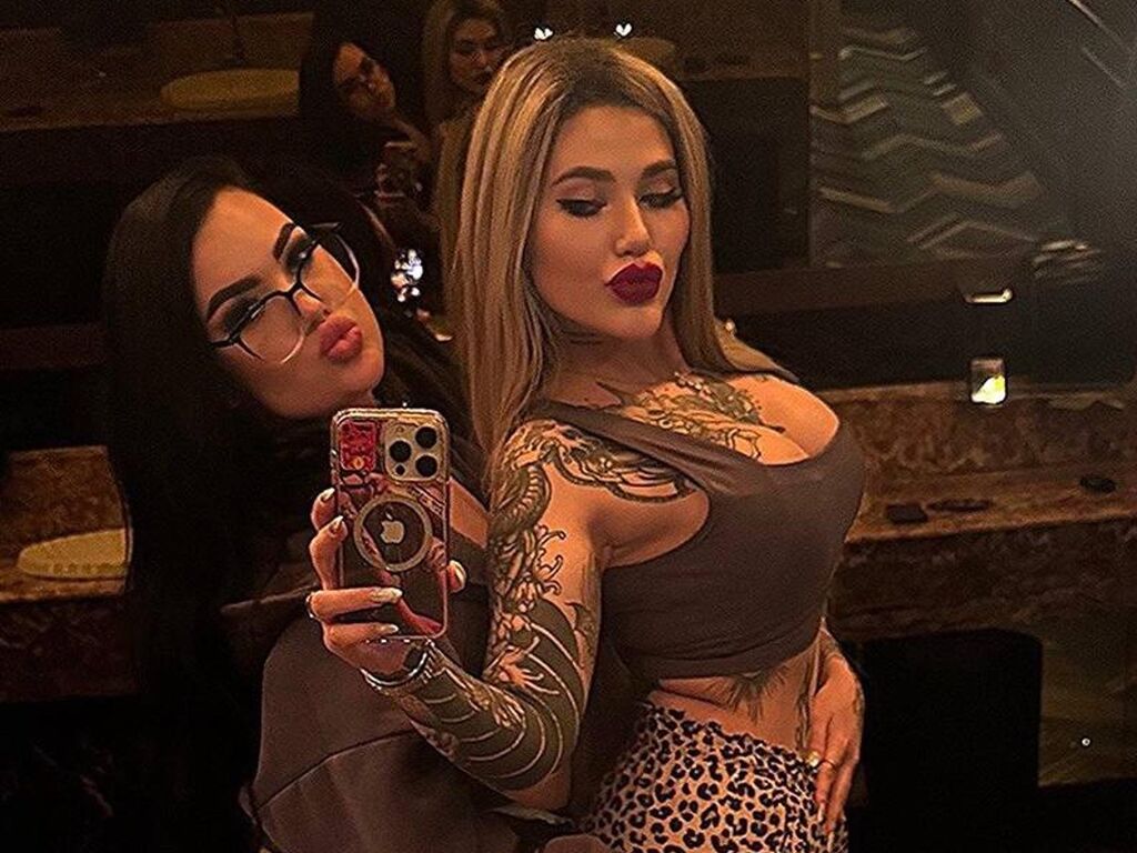 MadinaAndKatrine private lesbian cam profile