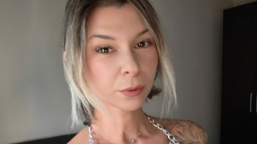 Join RalucaFrizzi’s Live Webcam Show