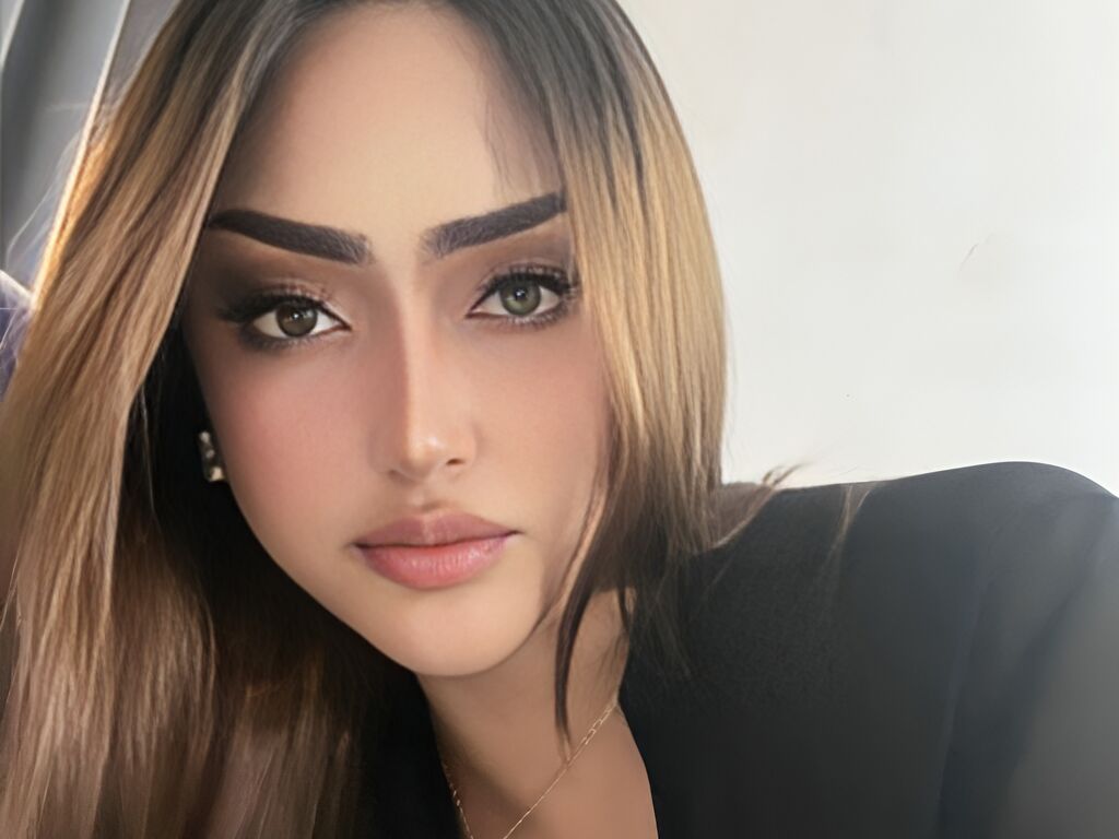 BellaDaza age 25