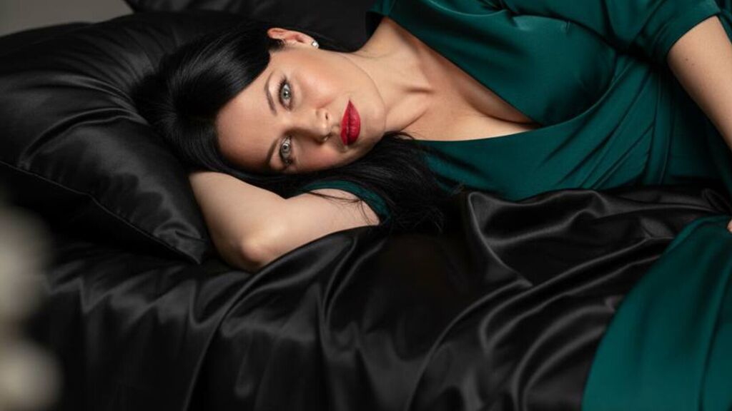 Watch  SaraVamps live on LiveJasmin