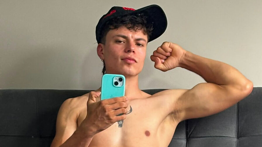 Watch AlexBetancourt live on Live Cams