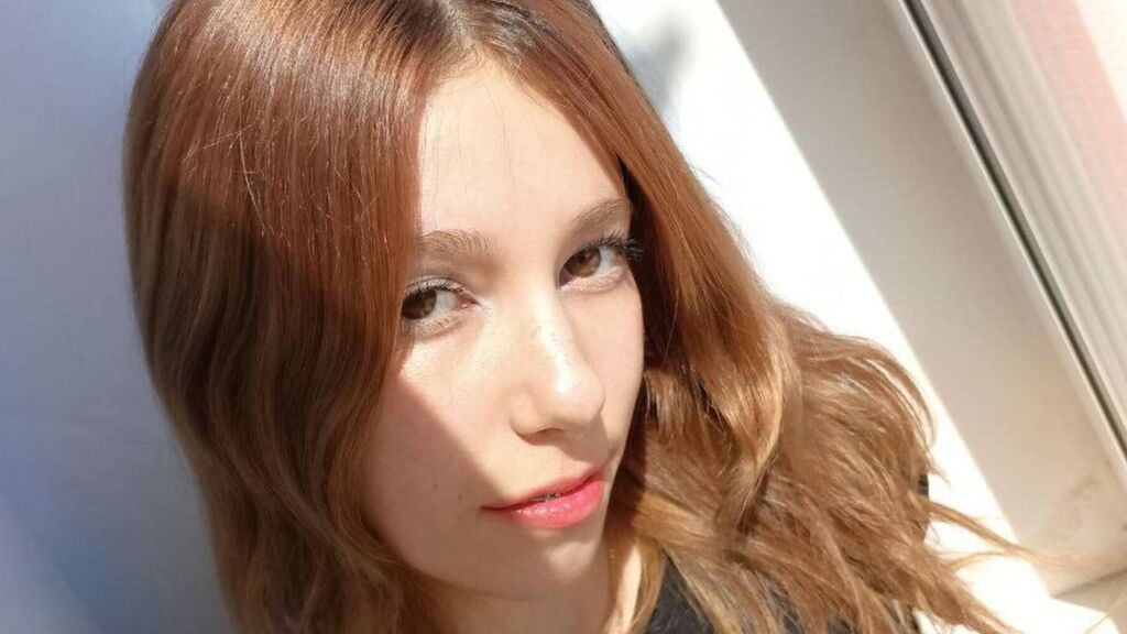 HoaSirna live cam model at LiveJasmin
