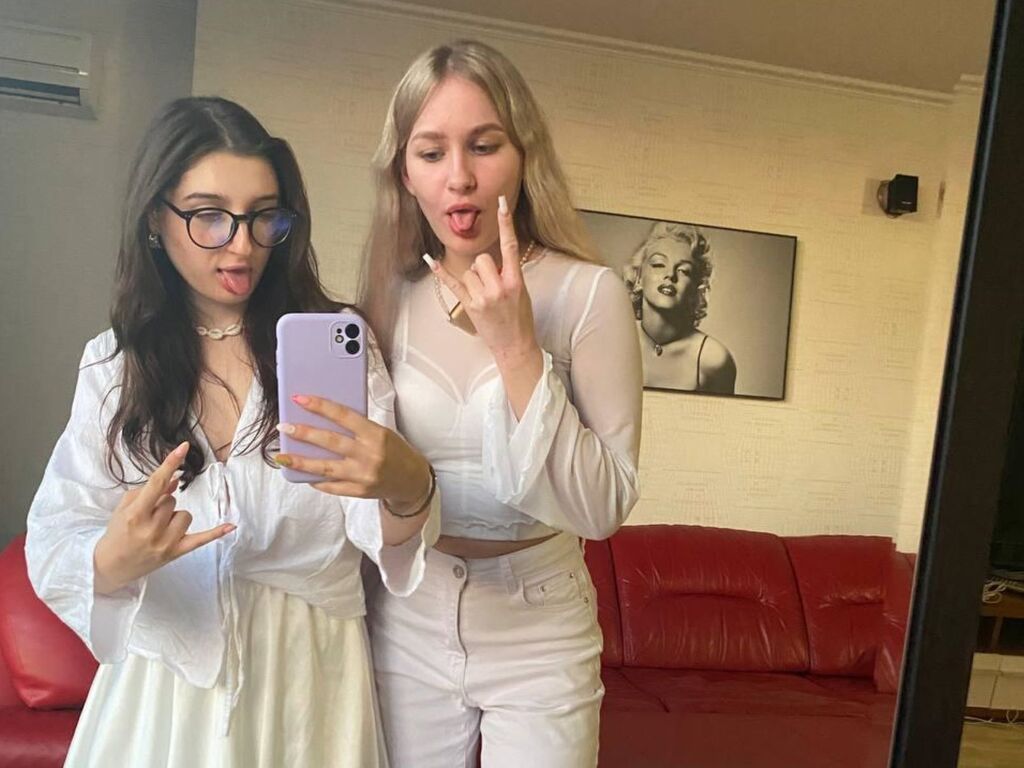 FloraAndLora Nude