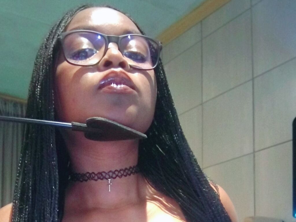MissKarolina erotic fetish cam image