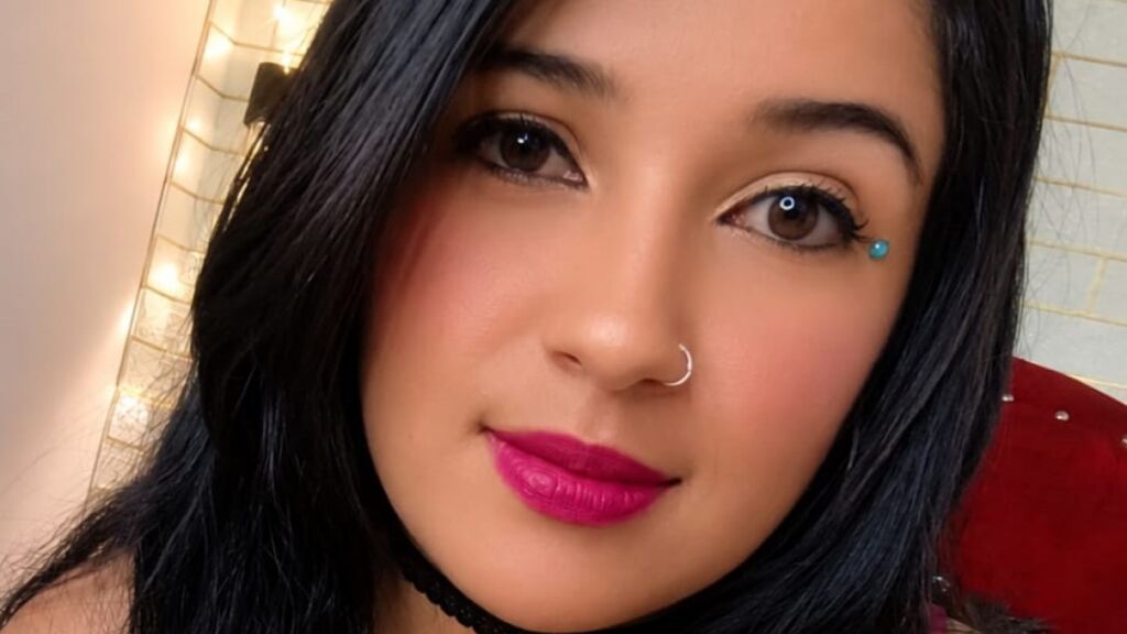Watch LuxyMia live on cam at LiveJasmin