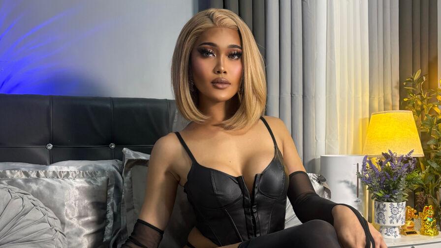 Watch NaomiHeart live on Live Cams