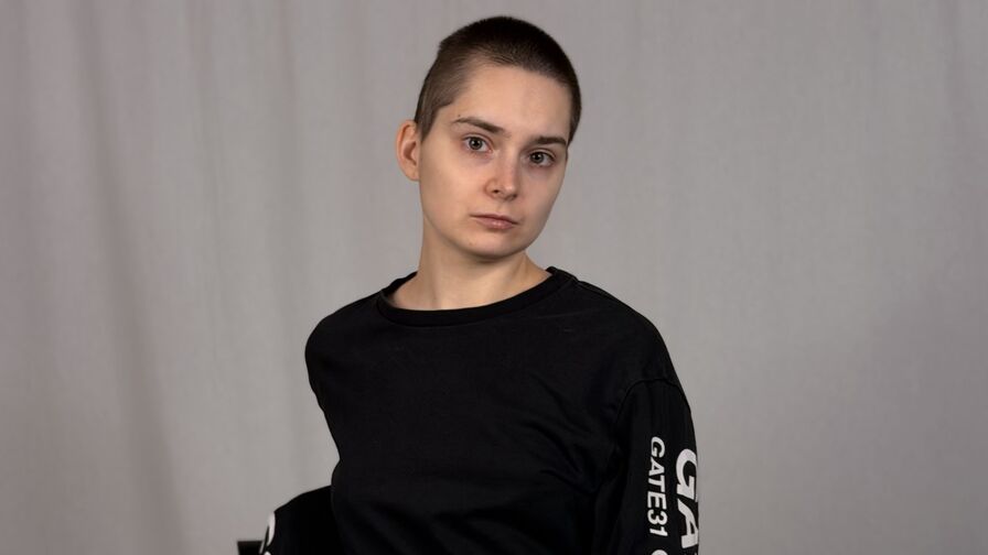 CrissyDevera live cam model on MistressWorld