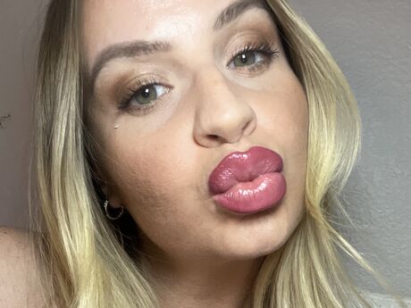 Chat with PeachyyBunnyy