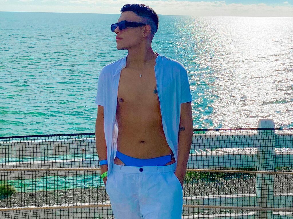 AaronRizzo male webcam performer preview