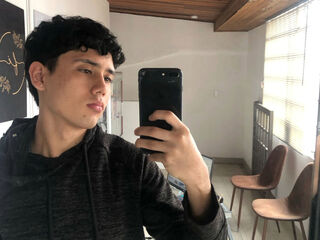 JacobsShelby is a webcam model from Colombia age 18