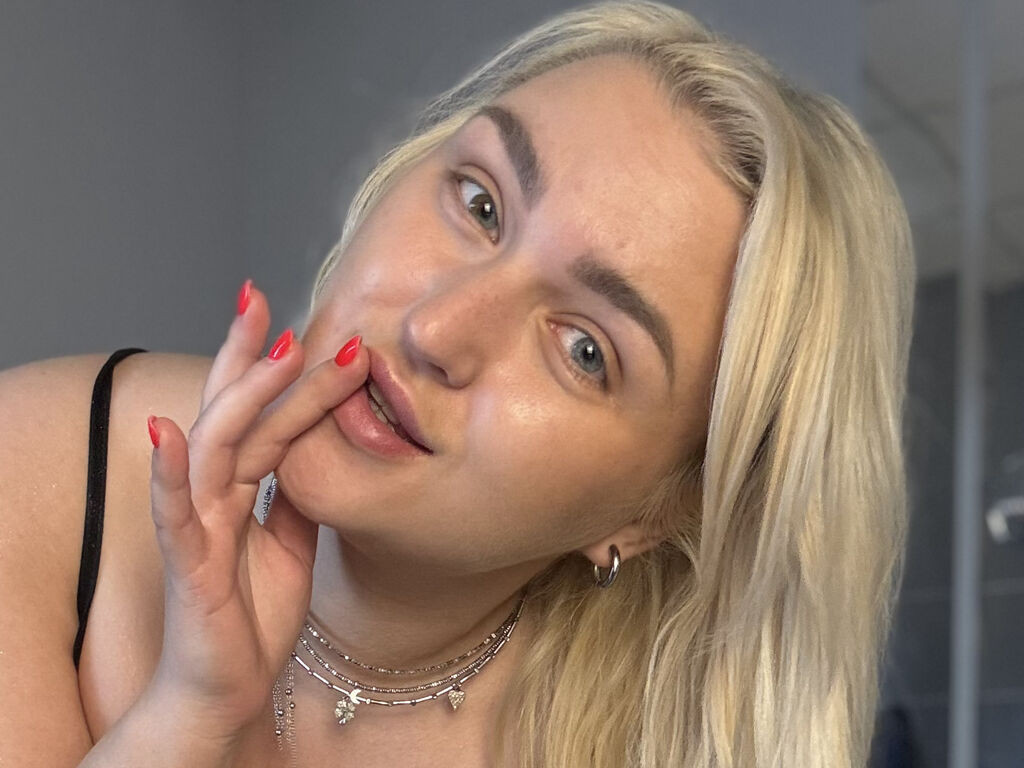 AmelieRowan online cam profile picture