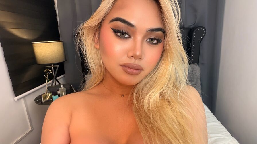 Join YoshiJenner’s Live Webcam Show